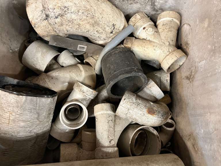 Assorted plumbing fittings, COMES WITH PLASTIC LAUNDRY/SHOP SINK. See pictures for details.
