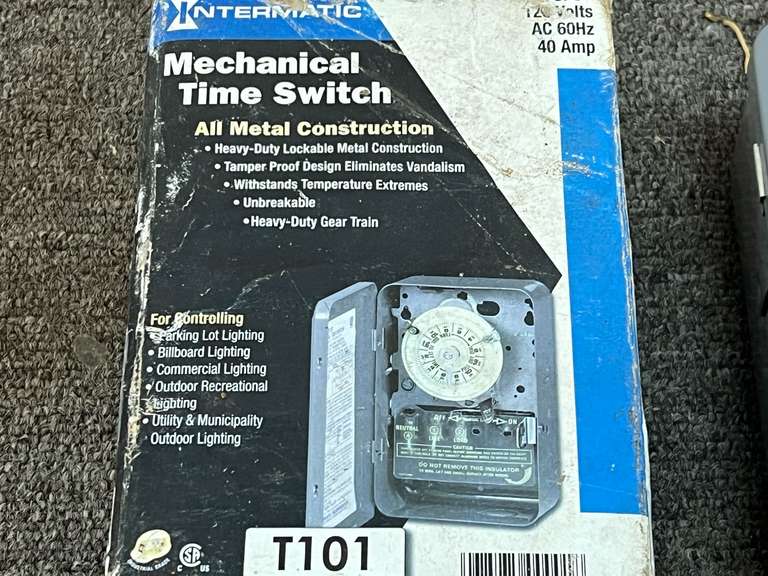 Intermatic mechanical time switch, comes with original box, see pictures for details.