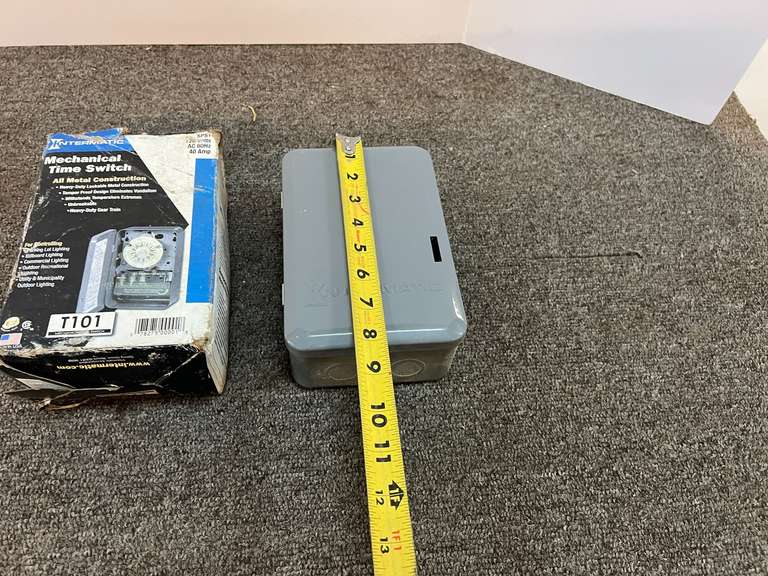 Intermatic mechanical time switch, comes with original box, see pictures for details.