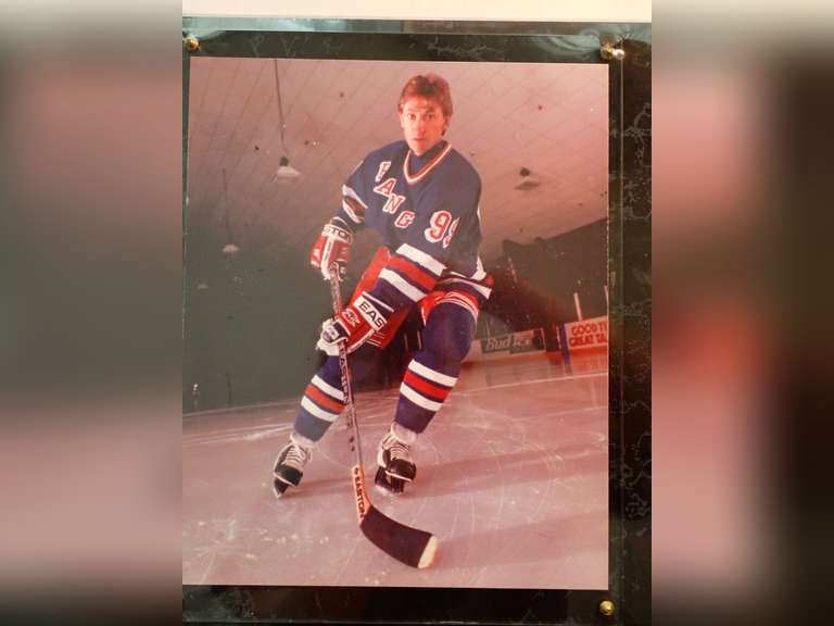 FACTORY SEALED, WAYNE GRETZKY PHOTO PLAQUE W/ SPORTS CARDS