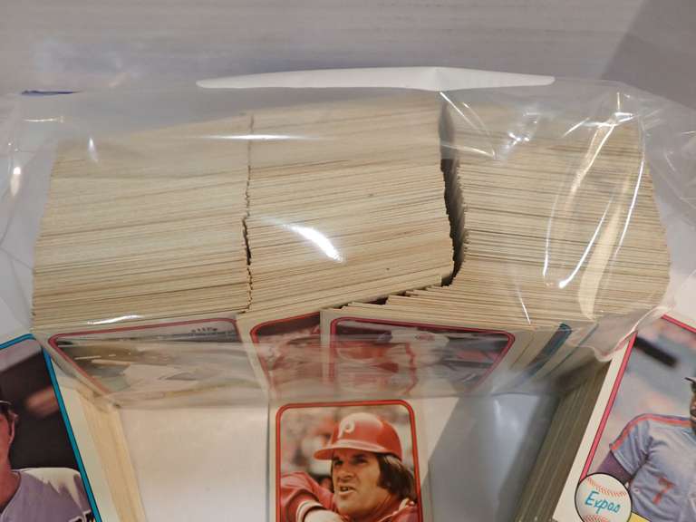LARGE COLLECTION OF 1981 FLEER BASEBALL CARDS