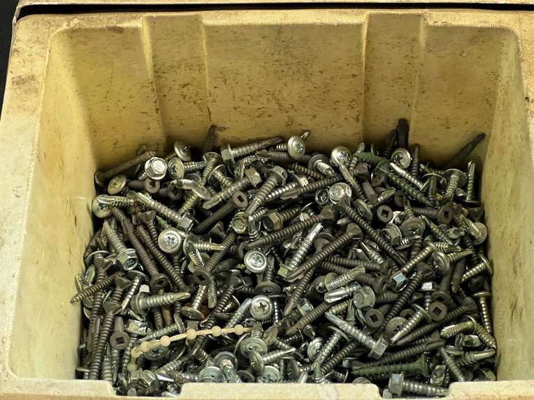 Assorted fasteners, also includes valves, believed to be intake/exhaust valves, see pictures for details.