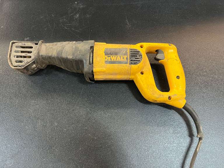 DeWalt 304P VS reciprocating saw, powers up, see pictures for details.