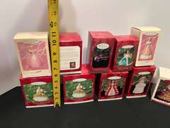 BR4… Tub of assorted Hallmark Barbie ornaments, see pictures for details.