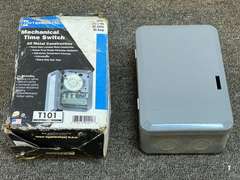 Intermatic mechanical time switch, comes with original box, see pictures for details.