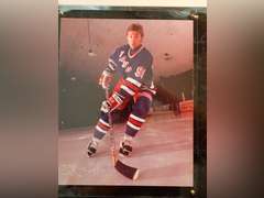 FACTORY SEALED, WAYNE GRETZKY PHOTO PLAQUE W/ SPORTS CARDS