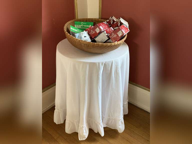 8 BOXES OF NEW 50 MINI CLEAR CHRISTMAS LIGHTS, NICE ROUND WOVEN BASKET, PARTICLE BOARD ROUND TABLE WITH CLOTH & MORE - LIVING ROOM