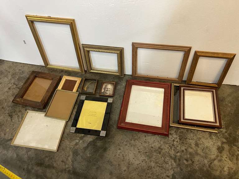 Assortment of picture frames, approximately 12 pieces, see pictures for details.