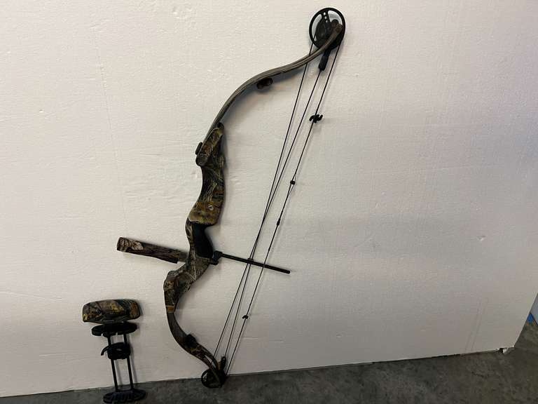 Jennings compound bow, comes with quiver, see pictures for details.