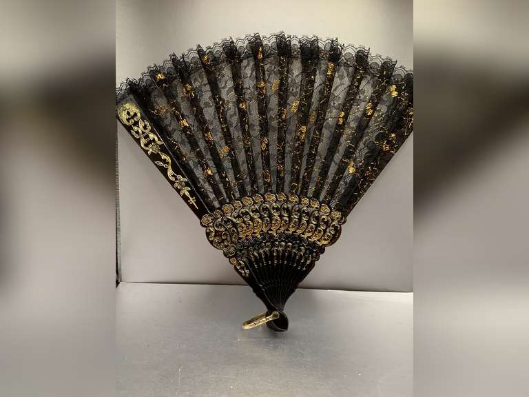 VINTAGE SPANISH BLACK LACE FOLDING FAN