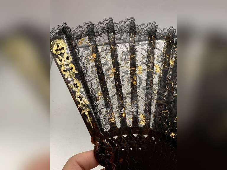 VINTAGE SPANISH BLACK LACE FOLDING FAN