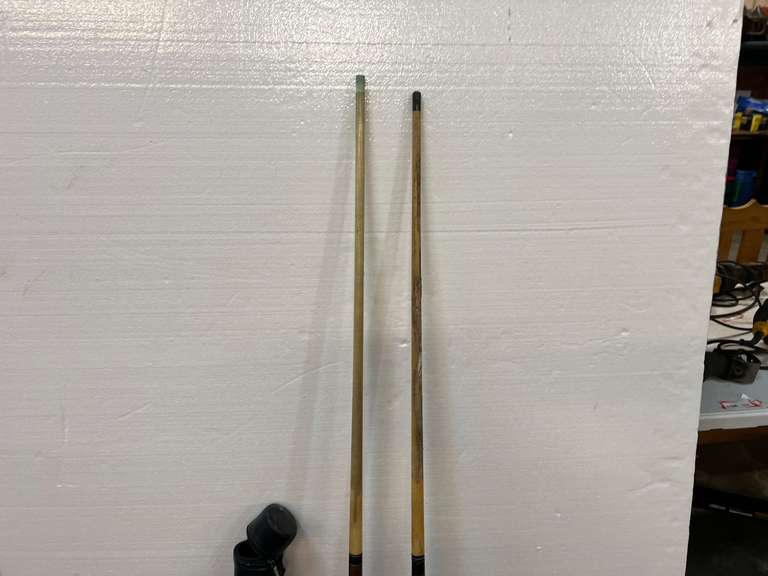 Viper pool cues, set of two, comes with a case master carrying/storage case, see pictures for details.