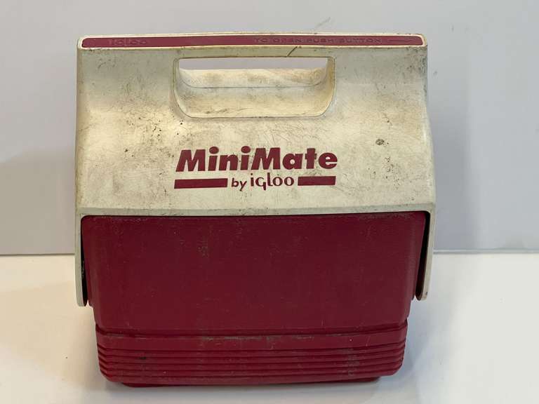Igloo mini mate lunch cooler, see pictures for details.