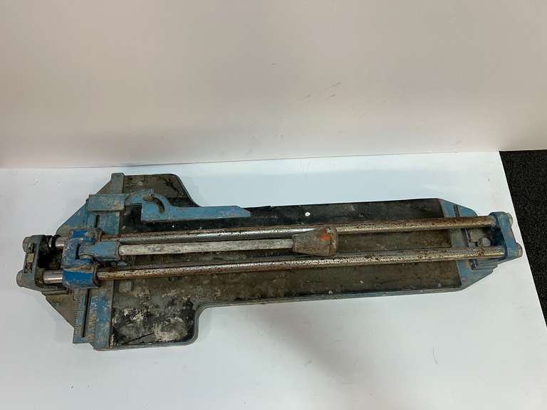 Japanese made super tile cutter, see pictures for details.