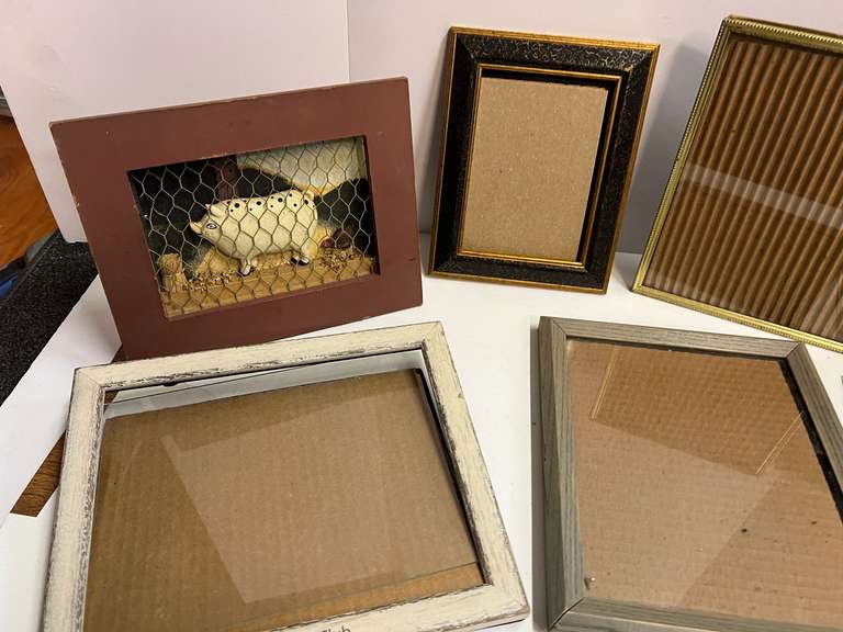 Assorted picture frames and home decor, approximately eight pieces, see pictures for details.