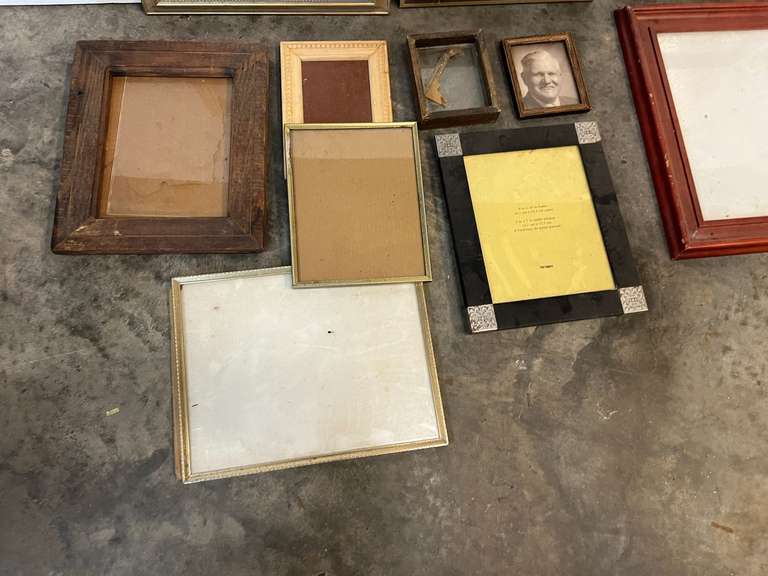 Assortment of picture frames, approximately 12 pieces, see pictures for details.