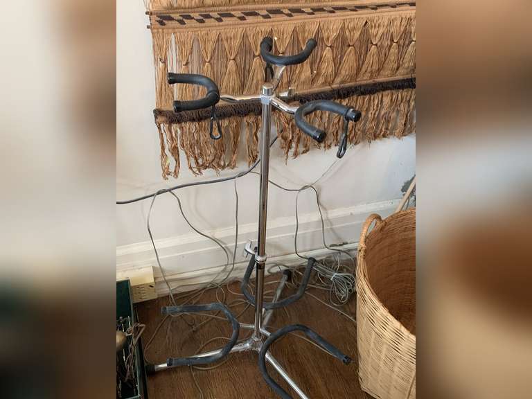 NICE GUITAR STAND (HOLDS 3 GUITARS) - MASTER BED