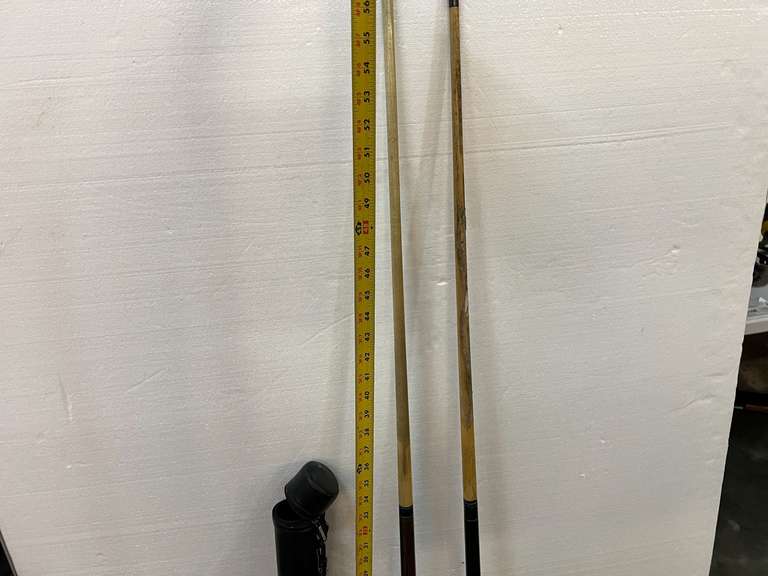 Viper pool cues, set of two, comes with a case master carrying/storage case, see pictures for details.