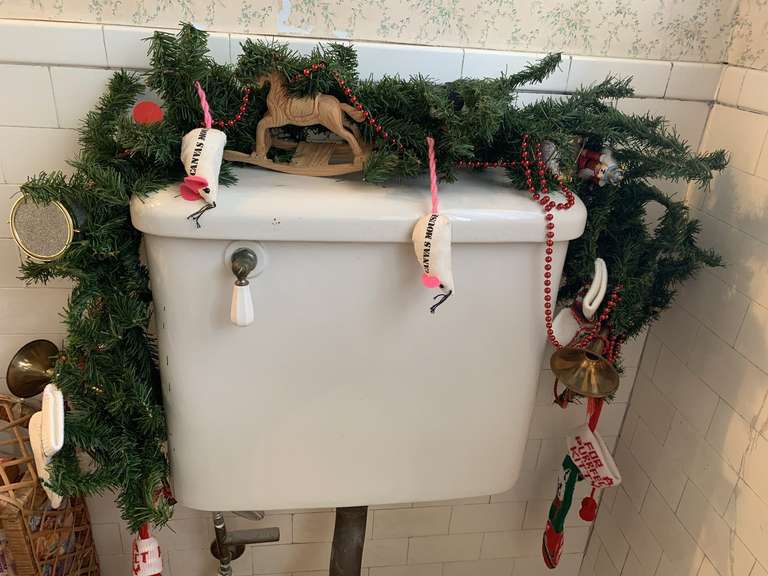 LONG CHRISTMAS GARLAND DECORATED WITH WOODEN ROCKING HORNS, DRUMS, CHRISTMAS MOUSES & MORE - UP BATH