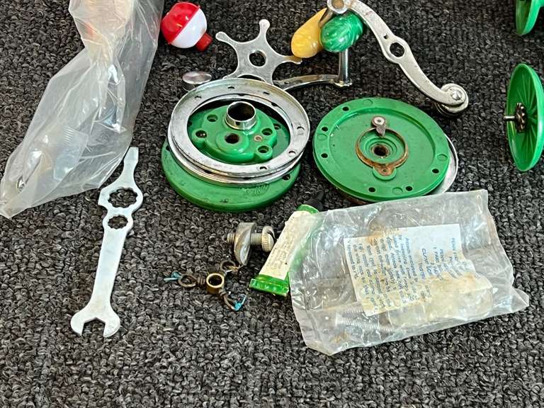 Assorted reel parts, see pictures for details.
