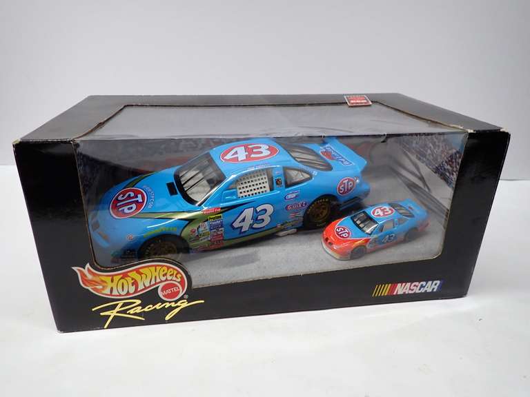 Hot Wheels Racing Track Edition 2-Car Set: #43 Richard Petty