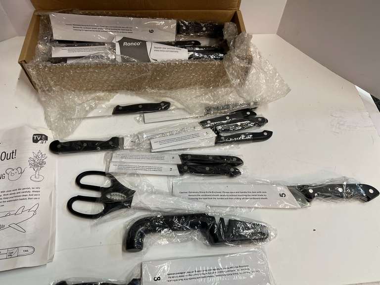 Ronco knife set, still in original packaging, see pictures for details.