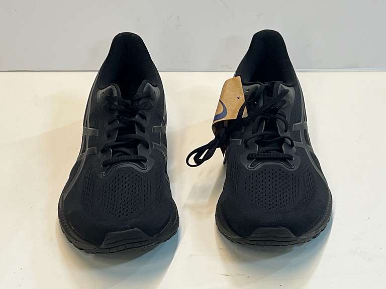 Men’s Asics shoes, size 13, still has original tag, see pictures or details.