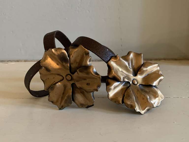 VINTAGE COPPER LOOK FLORAL BELT BUCKLE ON THIN BROWN LEATHER BELT - DINETTE