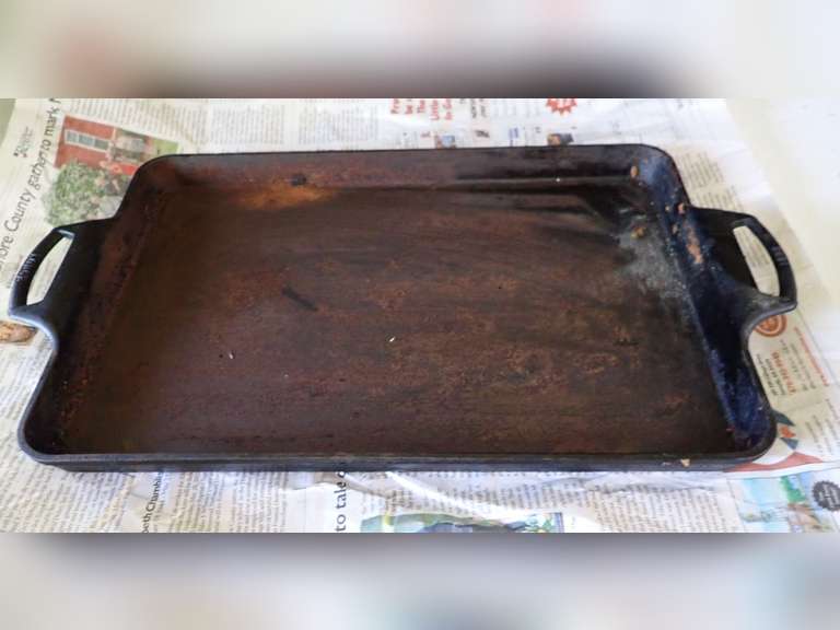 Lodge Cast Iron Griddle - Needs Cleaning