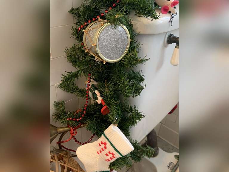 LONG CHRISTMAS GARLAND DECORATED WITH WOODEN ROCKING HORNS, DRUMS, CHRISTMAS MOUSES & MORE - UP BATH