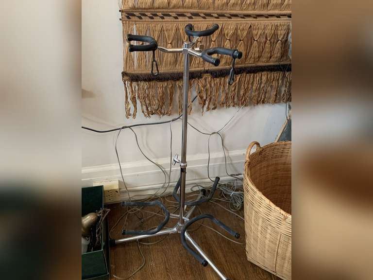 NICE GUITAR STAND (HOLDS 3 GUITARS) - MASTER BED