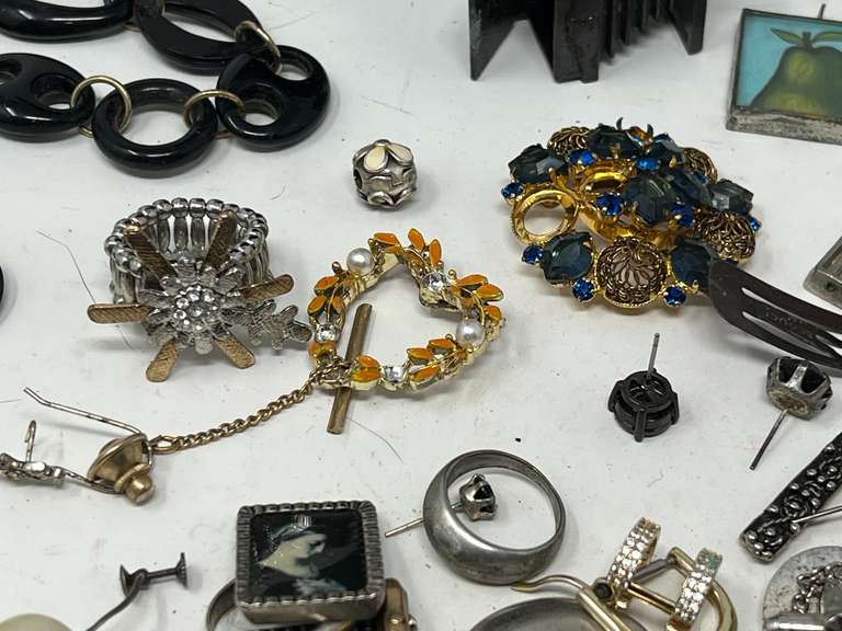 Large assortment of jewelry parts for crafting, see for details.