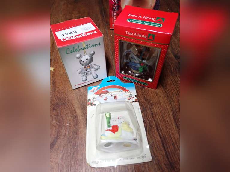 Mixed Lot of Christmas Decor and Collectibles