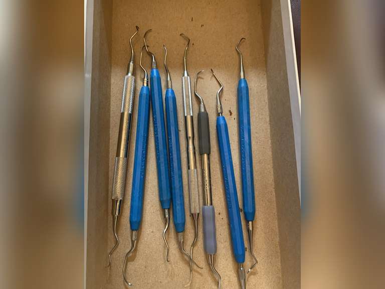 8 PIECES VINTAGE DENTAL EQUIPMENT - DINETTE