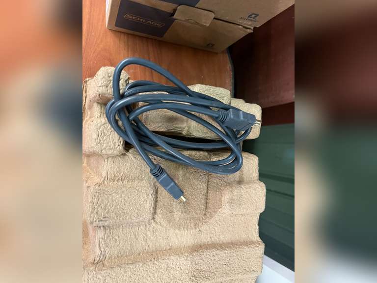 Onn home theater projector, working condition unknown, see pictures for details.
