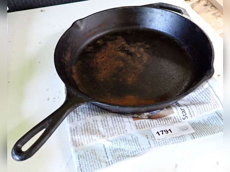Lodge Cast Iron Skillet - Needs Cleaning