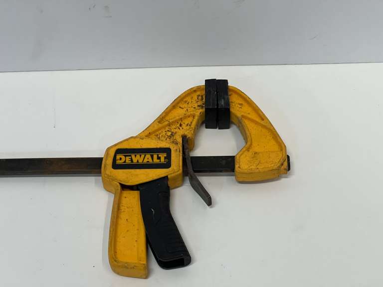 Metal bar clamp, also includes a small Dewalt trigger clamp, see pictures for details.