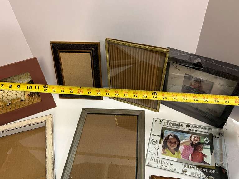 Assorted picture frames and home decor, approximately eight pieces, see pictures for details.