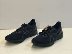 Men’s Asics shoes, size 13, still has original tag, see pictures or details.