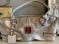 2 LADIES PURSES (SILVER BAG BY TIGNANELLO, WOVEN SUMMER BAG) - DINING ROOM