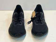 Men’s Asics shoes, size 13, still has original tag, see pictures or details.