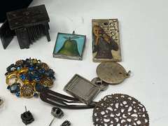 Large assortment of jewelry parts for crafting, see for details.