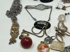 Large assortment of jewelry parts for crafting, see for details.