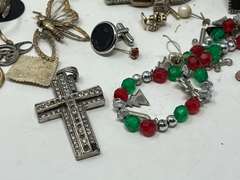 Large assortment of jewelry parts for crafting, see for details.
