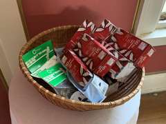 8 BOXES OF NEW 50 MINI CLEAR CHRISTMAS LIGHTS, NICE ROUND WOVEN BASKET, PARTICLE BOARD ROUND TABLE WITH CLOTH & MORE - LIVING ROOM