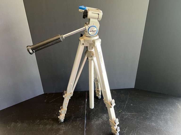 Garage…Velbon VEF – 3CQ tripod, comes with original box, see pictures for details. image