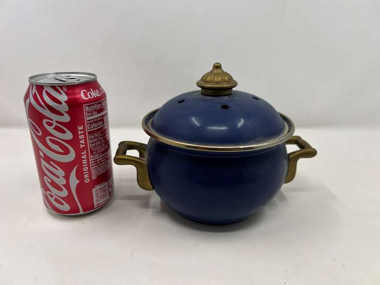 LR… Small enamelware potpourri burner/garlic keeper, has brass accents, see pictures for details.