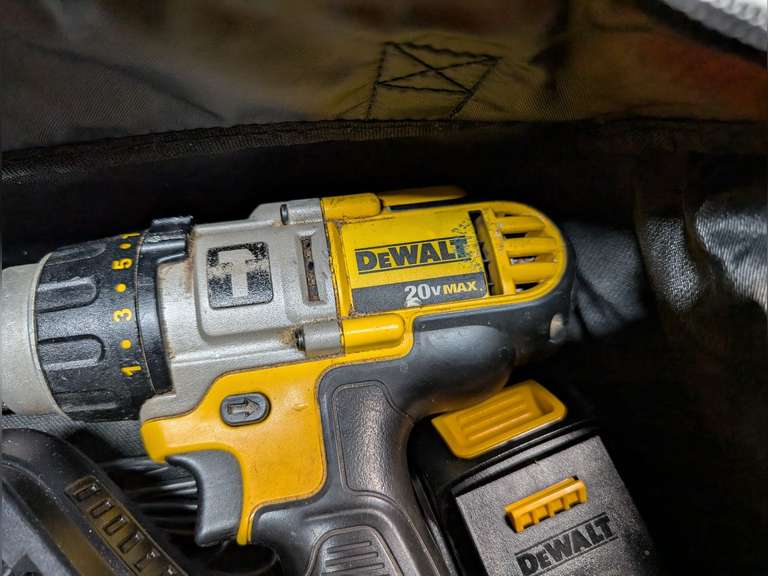 DEWALT 20 AMP LITHIUM DRILL WITH BATTERY, CHARGER, AND TOOL BAG