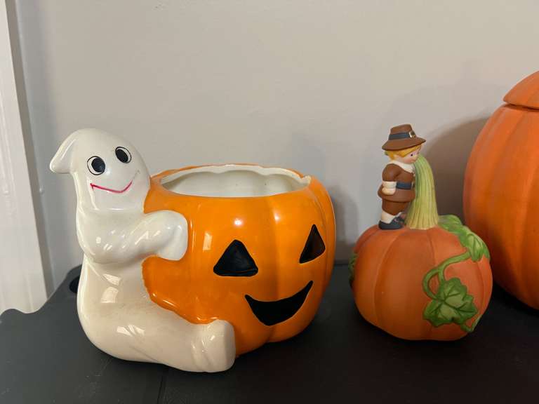 LR… Seasonal Halloween decor to include ceramic pumpkin, pumpkin cup, and an Avon collectibles pumpkin bell, see pictures for details.