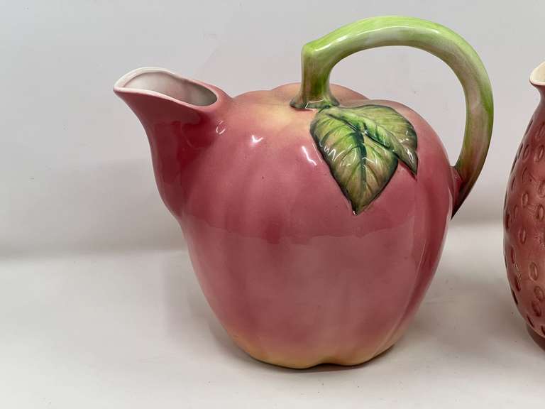 LR… Lovely ceramic strawberry and apple pitchers, two pieces, pictures for details.